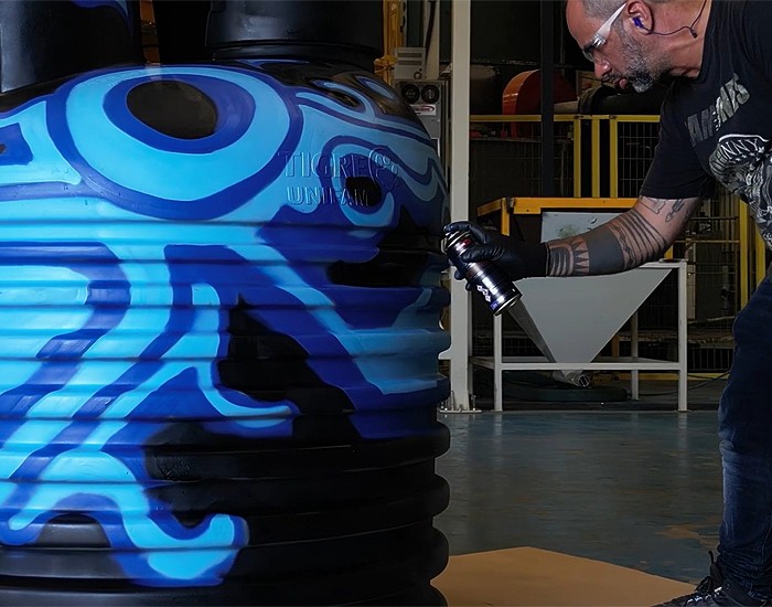 Artista plástico Zezão tem sua arte estampada em fábrica do Grupo Tigre