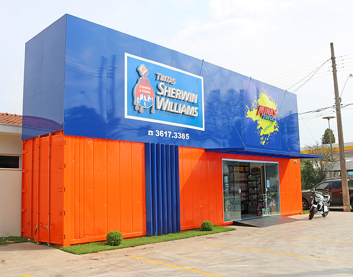 Loja de tintas construída em container tem apoio da Sherwin-Williams