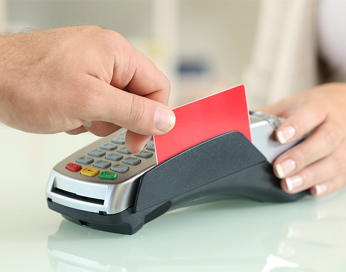 Para estimular o uso, Banco Central reduz custo do cartão de débito ao varejo
