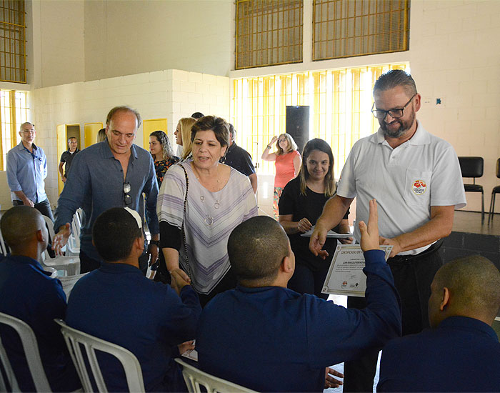 Jovens da Fundação Casa recebem certificados de curso de pintura