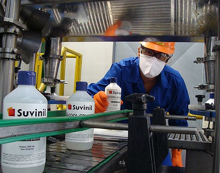 Suvinil adapta fábrica e produz álcool em gel para doação