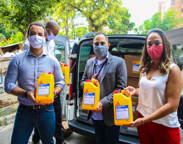 Indústrias de impermeabilização fazem doação de álcool em gel