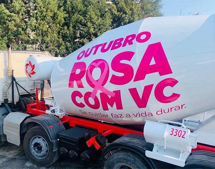 Votorantim Cimentos veste de rosa os caminhões betoneira da Engemix 