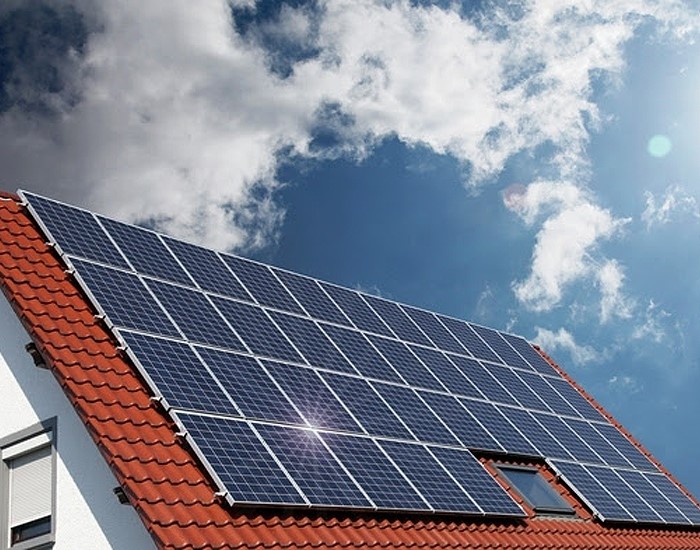 Energia solar atinge quatro gigawatts em telhados e pequenos terrenos no Brasil