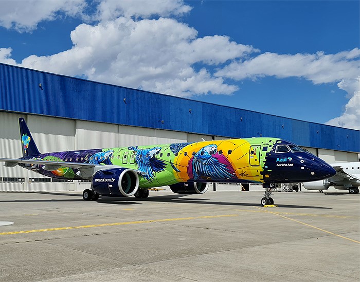 Parceria AkzoNobel/Tintas Coral, Azul e Embraer cria o avião Ararinha Azul