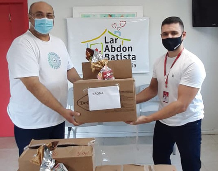 Lar Abdon Batista recebe doações de ovos de Páscoa da Krona 