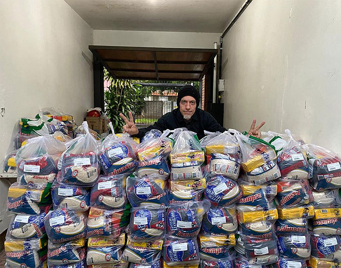 Tintas Killing doa uma tonelada de alimentos para o pintor e roadie Piquet Coelho