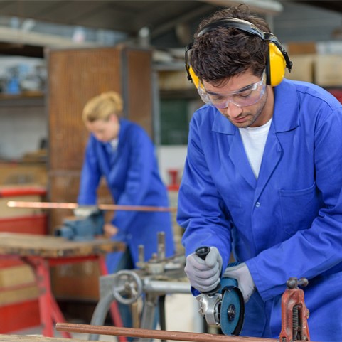 Postos de trabalho na indústria mantêm trajetória de crescimento