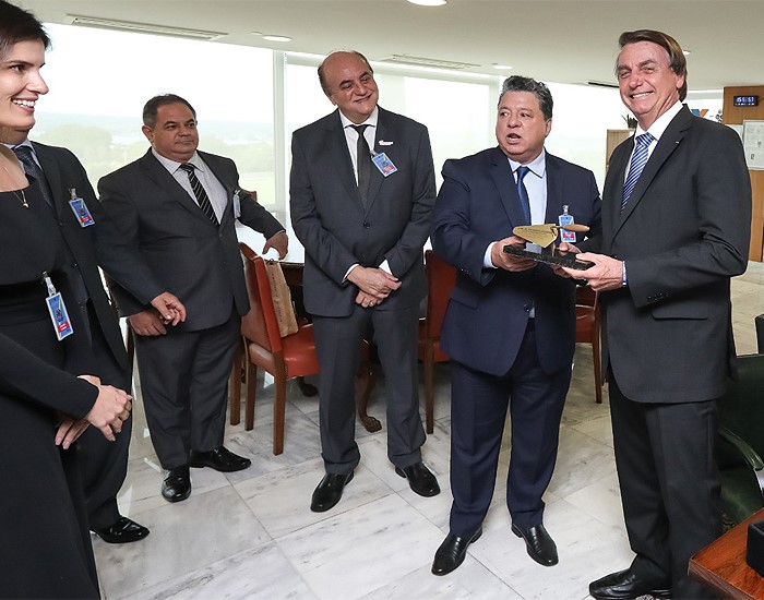 Comitiva da Anamaco entrega prêmio Pá Dourada ao presidente Jair Bolsonaro