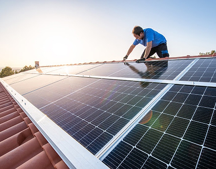 Fonte solar atinge marca histórica de 12 gigawatts no Brasil, celebra Absolar