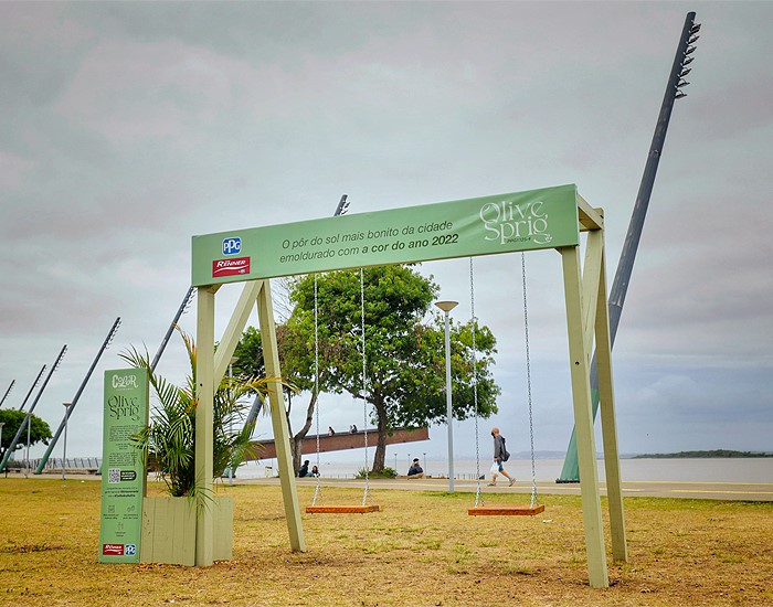 Balanços com a Cor do Ano da Tintas Renner by PPG são instalados na Orla do Guaíba