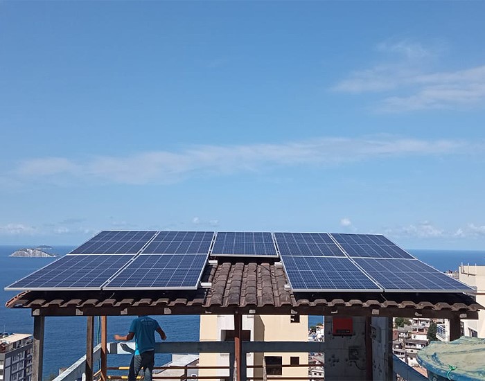 Comunidade do Vidigal recebe instalação de energia solar e capacitação na área