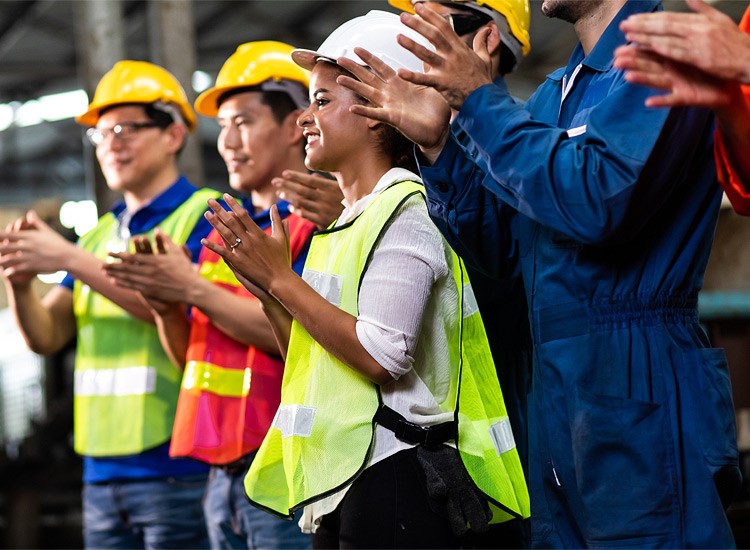 Construção cria 12,4 mil vagas em novembro 