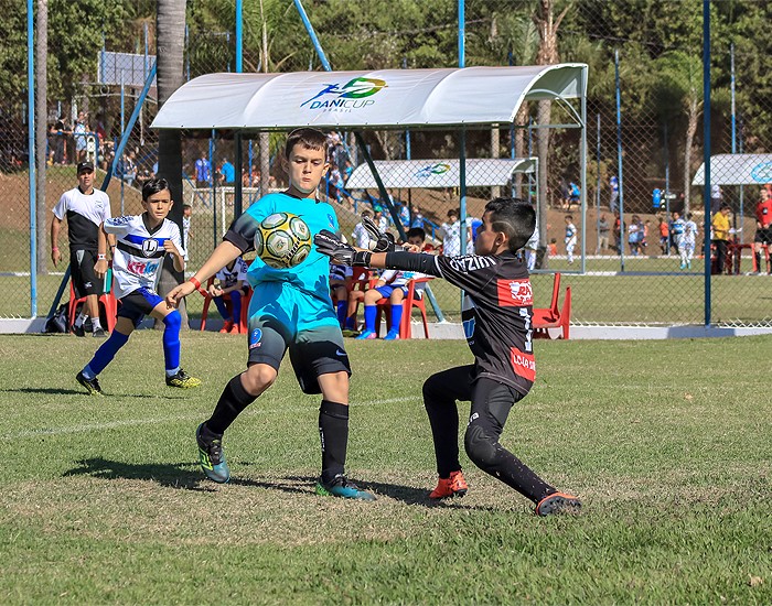 Krona leva pentacampeões de futebol para talk show em torneio infanto-juvenil    