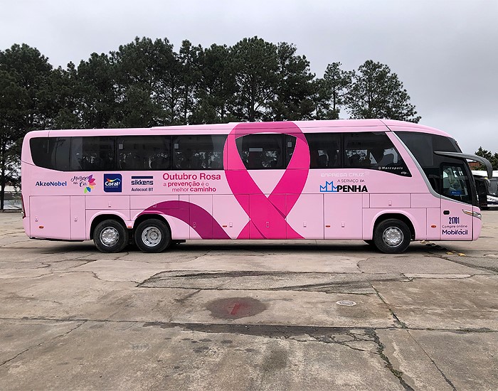  AkzoNobel apoia pintura de ônibus para conscientizar sobre o câncer de mama