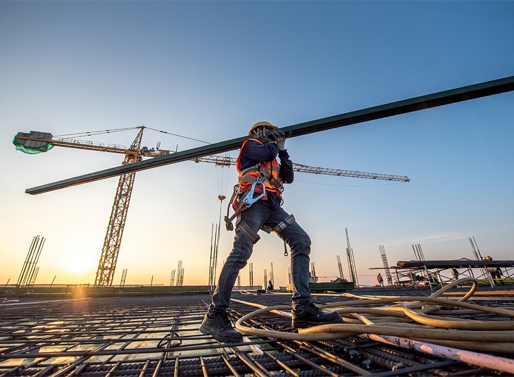 Empresário da construção confiante 