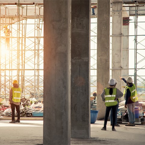 Emprego na indústria da construção sobe acima da média para os meses de maio