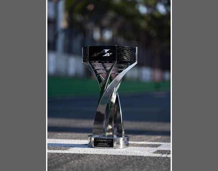 Ação vai leiloar Troféu dos Campeões assinado por pilotos da Stock Car 