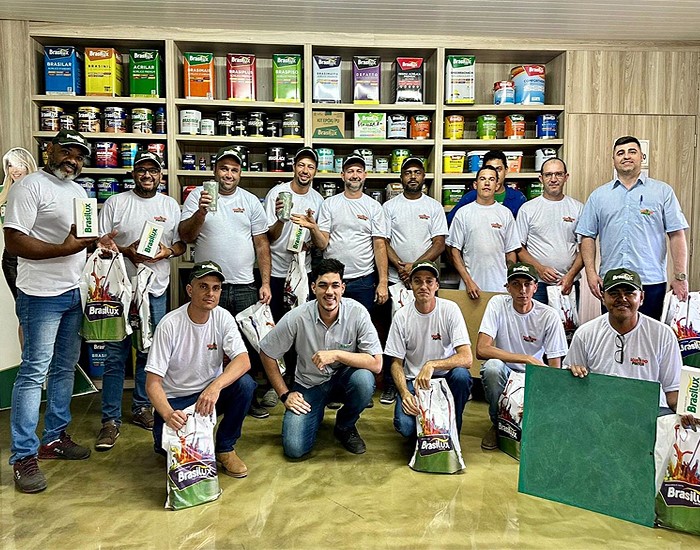 Brasilux recebe grupo de pintores profissionais da Rede Loja do Pintor