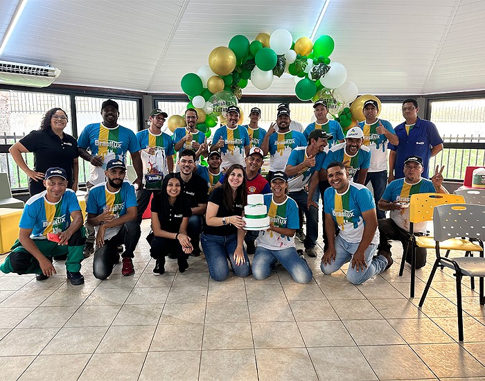 Brasilux recebe 50 profissionais em sua fábrica para celebrar o Dia do Pintor