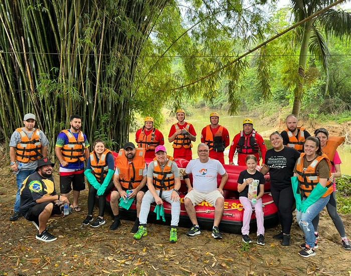 Ação do Grupo Weiku coleta mais de 80 quilos de lixo no Rio do Testo