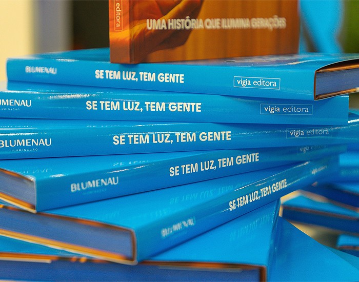 Blumenau completa 45 anos e celebra com lançamento do livro “Se tem luz, tem gente”  