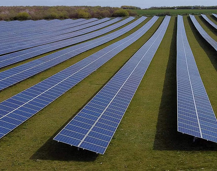 Grandes usinas solares igualam capacidade da hidrelétrica de Itaipu