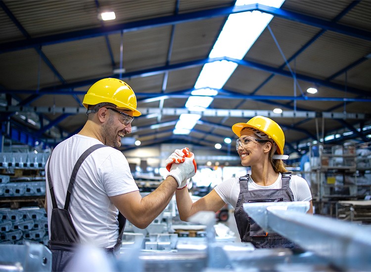 Emprego e salário na indústria crescem