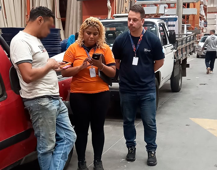 Obramax oferece caixa móvel para agilizar pagamento e reduzir filas 