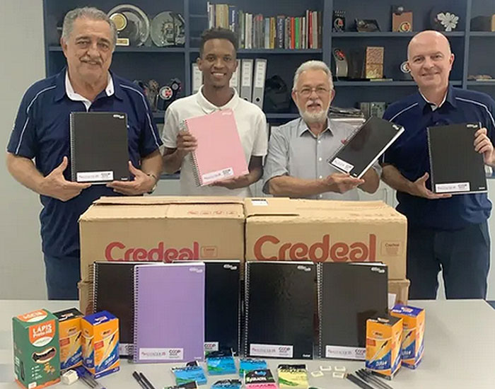 Aspacer e Sincer doam material escolar para estudantes de Cordeirópolis