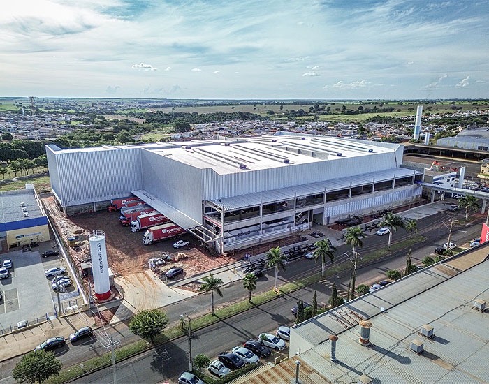 Cozimax aumenta estrutura industrial com a construção de novo galpão logístico