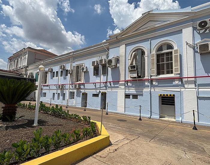 Instituto Coral doa tintas para revitalizar a fachada da Santa Casa de Rio Claro 