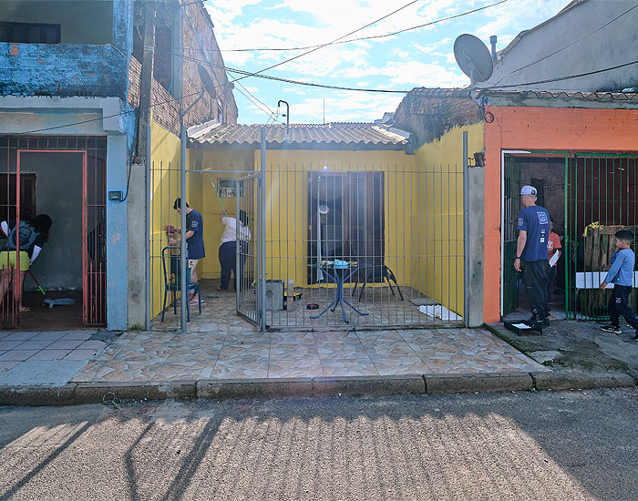 Instituto Coral realiza mutirão de pintura em casas da comunidade Vila Farrapos 