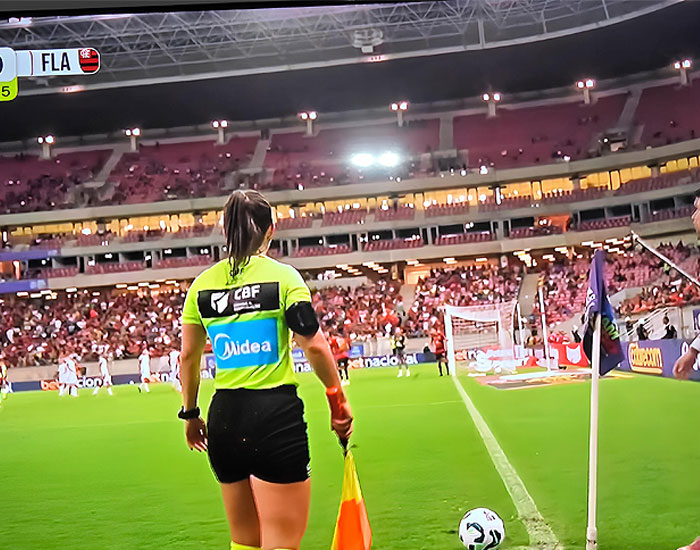 Midea amplia presença no futebol com seu logo nas camisas dos árbitros da CBF