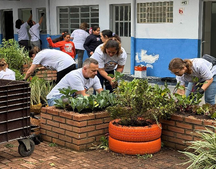 Voluntários transformam depósito em novo espaço para crianças e adolescentes 